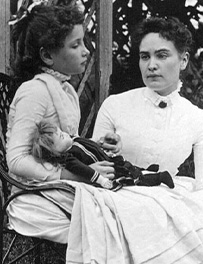 Helen Keller et Anne Sullivan assises
