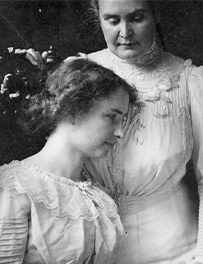 Helen assise assise et Anne Sullivan debout à son côté