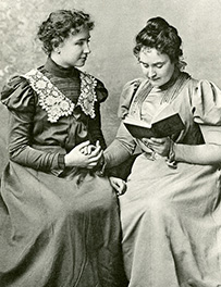 Anne Sullivan lit un livre à Helen Keller