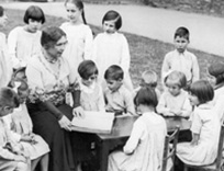 Helen Keller lit un livre aux enfants qui l'entourent'