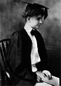 Helen Kller en ténue de diplômée assise