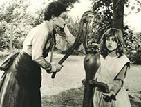 La scène de la fontaine reproduite dans le film The Miracle Worker (1962) de Arthur Penn